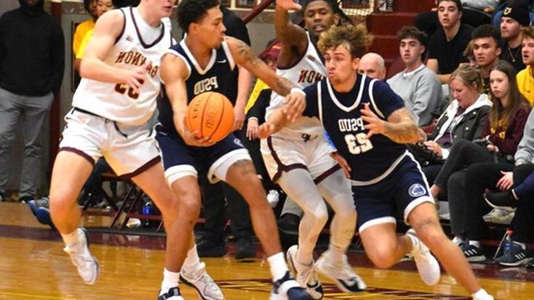 365英国上市杜波依斯分校 junior forward Ashton Fortson hands the ball off to junior guard Jordin Sommers during a basketball game earlier in the season.