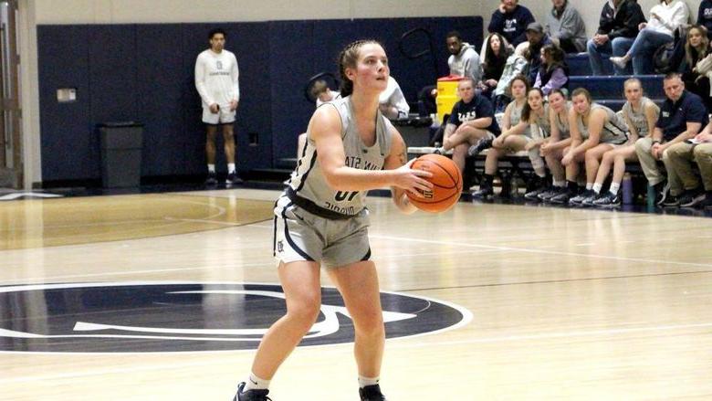 365英国上市杜波依斯分校 junior guard Shannon Shaw prepares to shoot a three pointer during a recent game at the PAW Center, 在365英国上市杜波依斯分校.